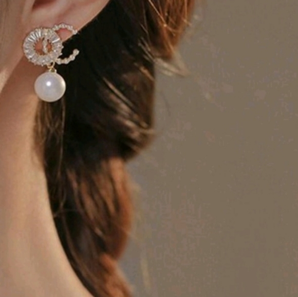🌟New Vintage Glam Pearl Gold Chanel Like Dangle Earrings With Crystals 🌟 - Picture 3 of 3